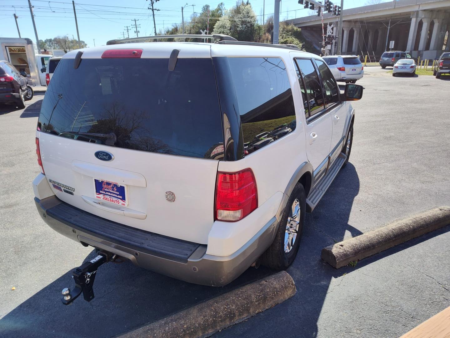 2003 White Ford Expedition Eddie Bauer 4WD (1FMPU18LX3L) with an 5.4L V8 SOHC 16V engine, 4-Speed Automatic Overdrive transmission, located at 5700 Curlew Drive, Norfolk, VA, 23502, (757) 455-6330, 36.841885, -76.209412 - Photo#18